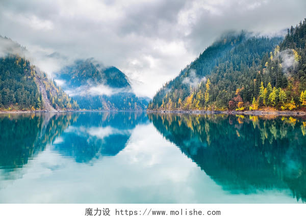 丰富多彩的湖泊是著名的自然保护区四川旅游九寨沟旅游